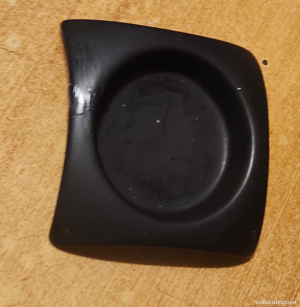 Ceniceros: cenicero de porcelana negro . 11 cm x 12 cm x 1 cm