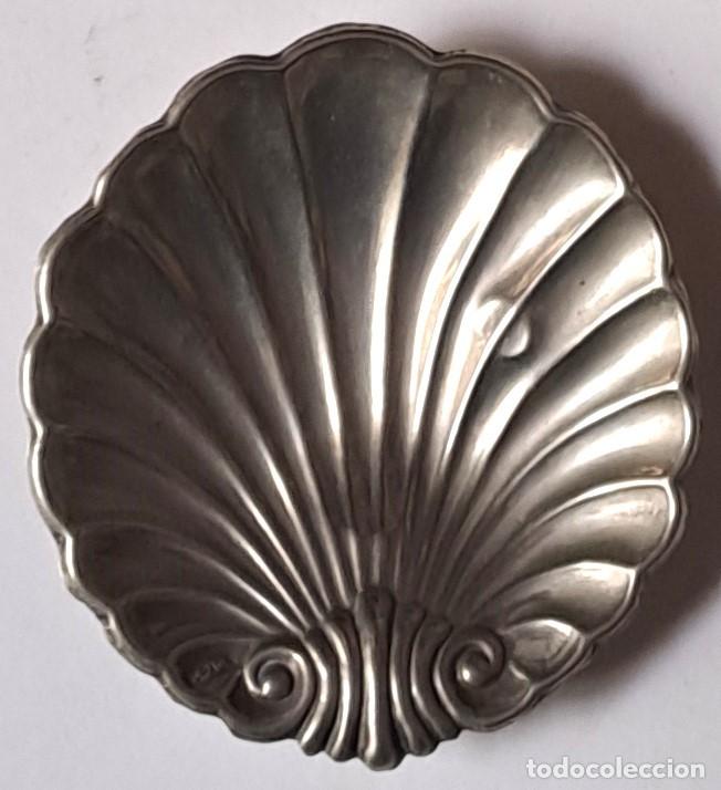 Ceniceros: CENICERO DE METAL CON FORMA DE CONCHA. CENICERO-202