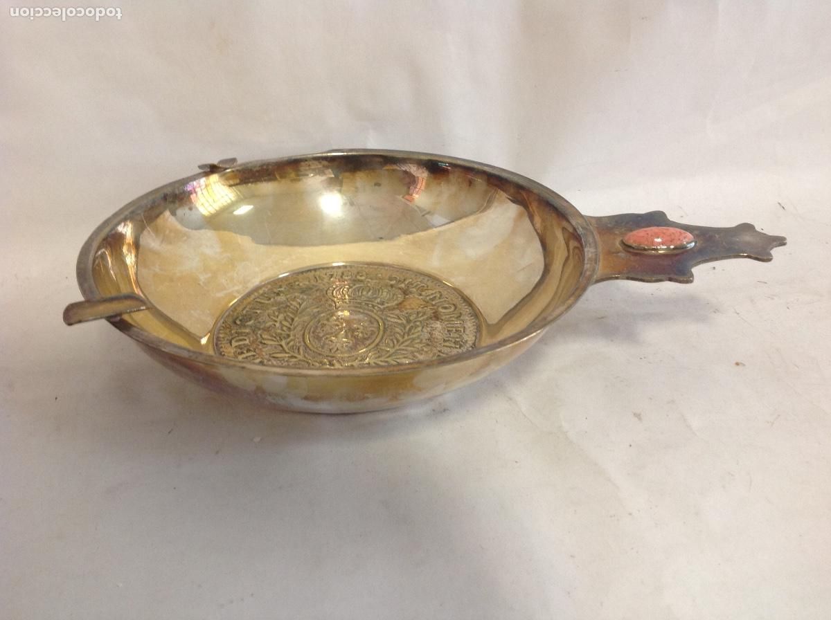 Ashtrays: Gran cenicero de metal plateado con cabuj&oacute;n de piedra y medalla al interior