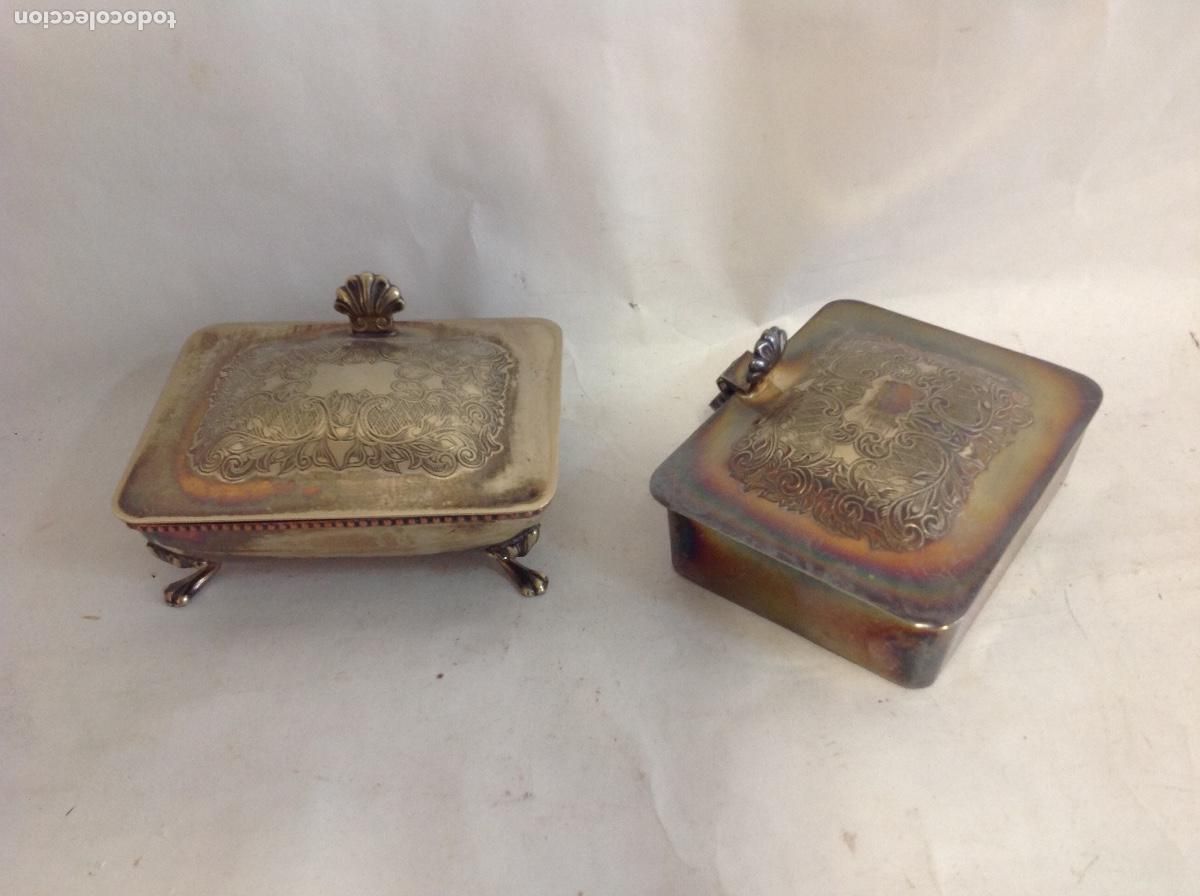 Ashtrays: Dos ceniceros con tapa ingleses de metal plateado.