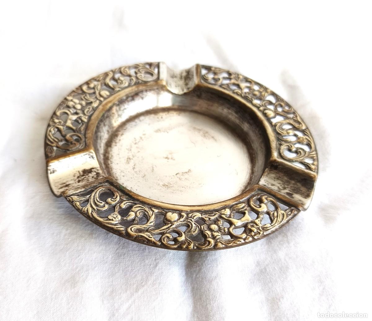 Ceniceros: Cenicero realizado en metal plateado, con refinada decoraci&oacute;n calada de inspiraci&oacute;n Art Nouveau
