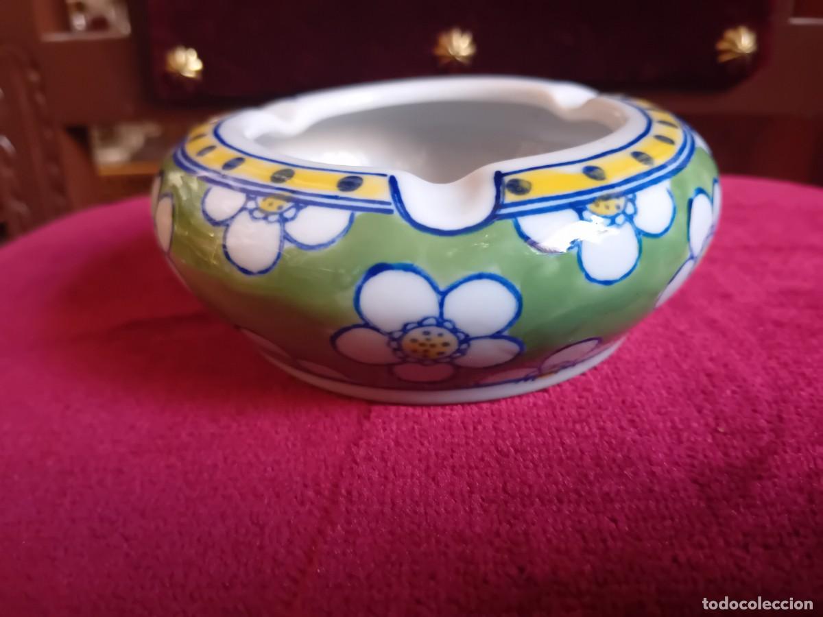 Ceniceros: Cenicero de porcelana china decorado con flores y marca por debajo