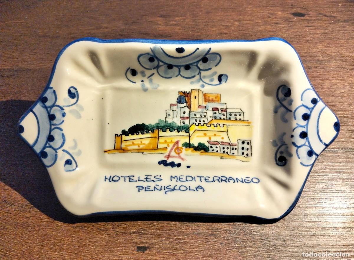 Ceniceros: CENICERO DE LOZA O CER&Aacute;MICA ESMALTADA DE HOTELES MEDITERR&Aacute;NEO (PE&Ntilde;ISCOLA), 70s, 20 X 11 CM, FIRMADO
