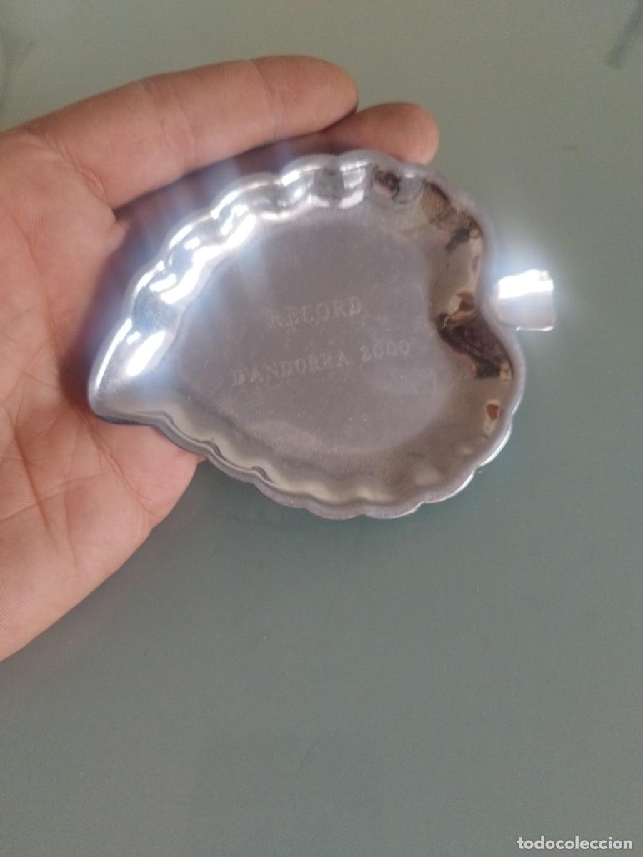 Cinzeiros: Bandeja peque&ntilde;a en forma de hoja, cenicero de metal de Andorra.