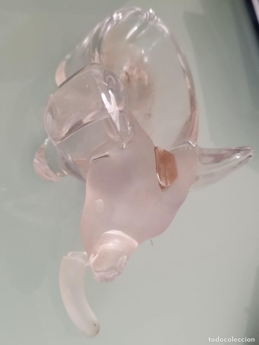 Ceniceros: Gran cenicero de cristal en forma de elefante. Con la trompa a restaurar. Faltando material.