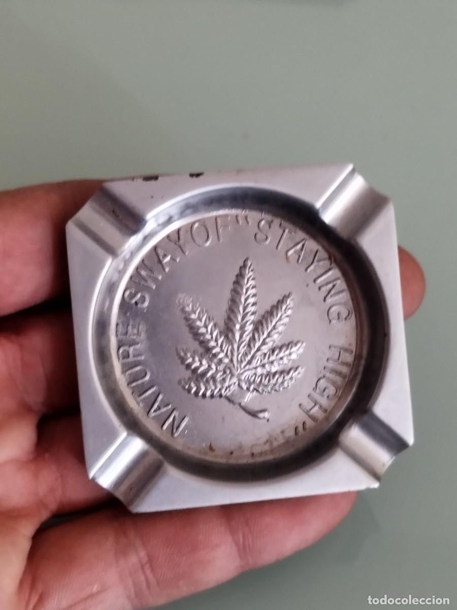 Ceniceros: Cenicero de metal con hoja de cannabis y la frase &rdquo;Nature's Way Of Staying High.