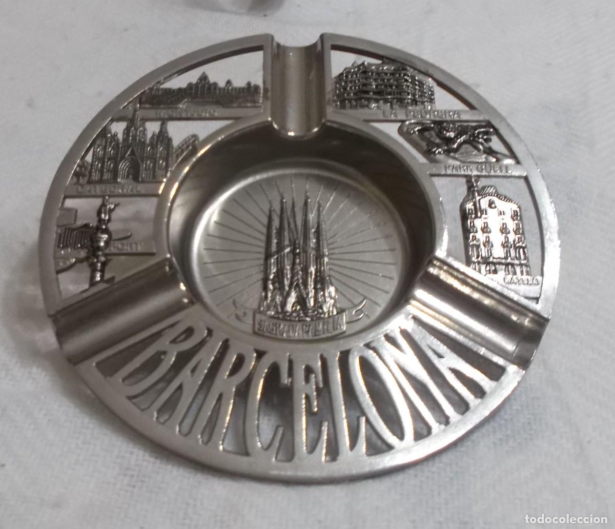 Ceniceros: cenicero de metal recuerdo de barcelona con varios detalles de la sagrada familia