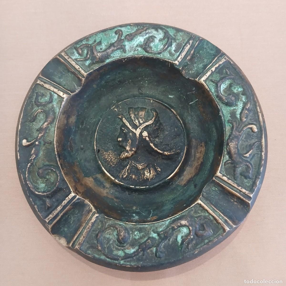 Ceniceros: Antiguo cenicero de bronce