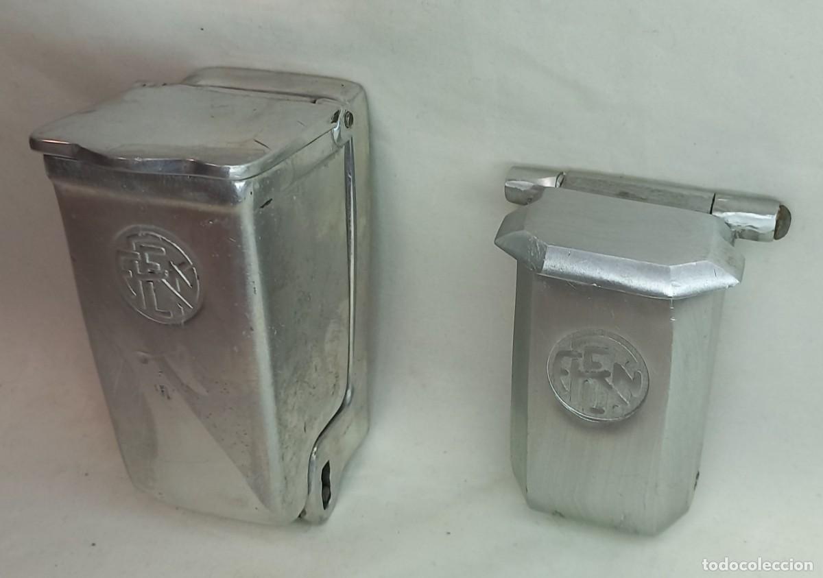 Ceniceros: PAREJA DE ANTIGUOS CENICEROS BASCULANTES DE PARED DE VAGONES DE PASAJEROS DE RENFE - A&Ntilde;OS 60/70