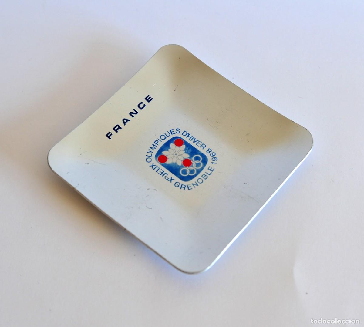 Ceniceros: Cenicero vintage de aluminio anodizado plateado. Conmemorativo de los Juegos Ol&iacute;mpicos de Invierno