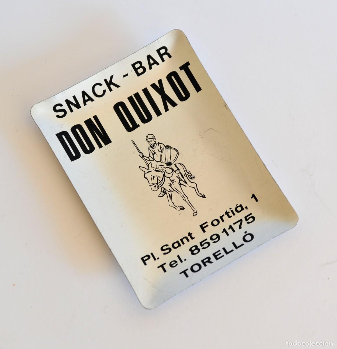 Ceniceros: Cenicero vintage de aluminio anodizado plateado y negro. Publicidad Snack Bar DON QUIXOT, Torell&oacute;