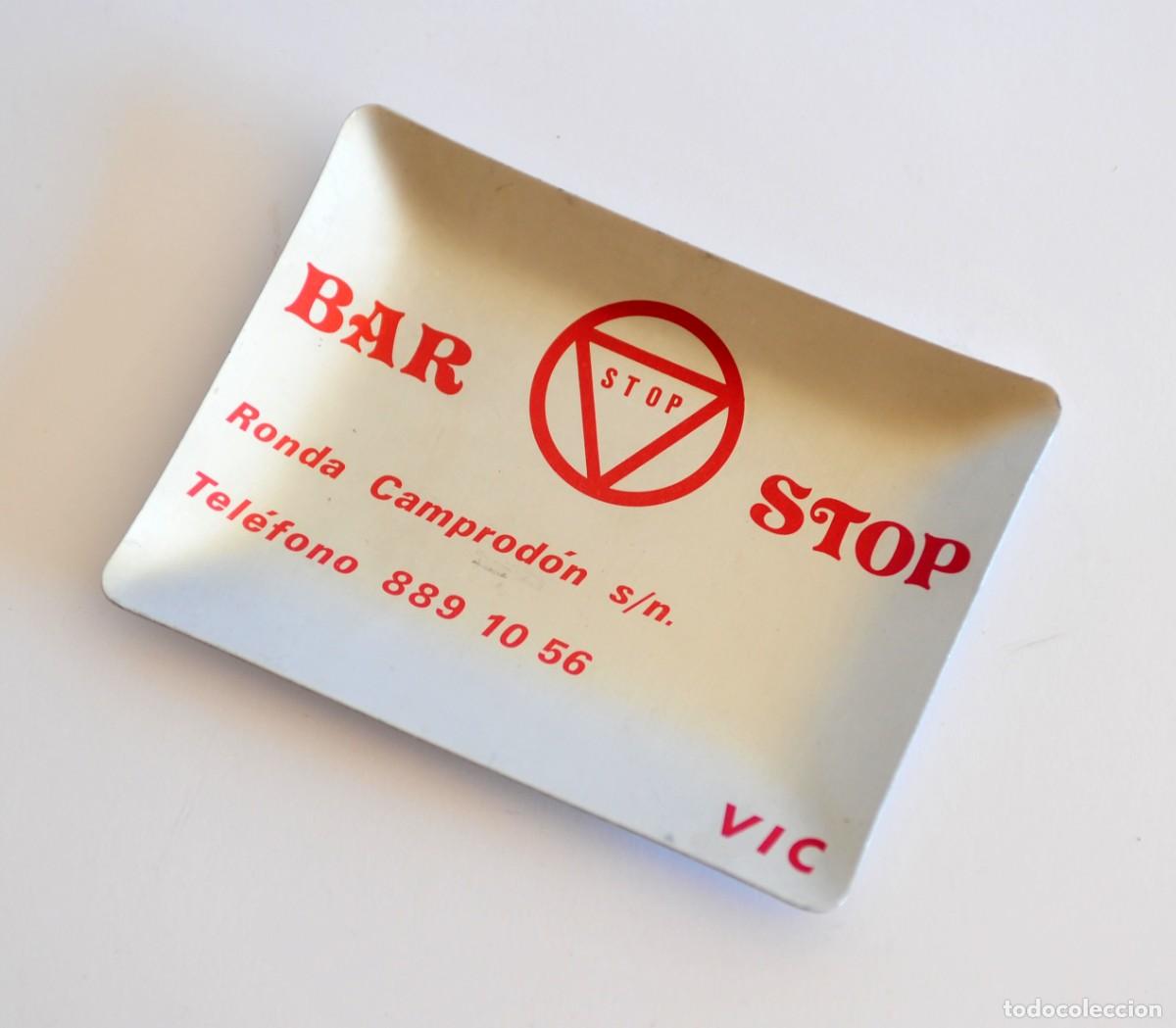 Ceniceros: Cenicero vintage de aluminio anodizado plateado, con letras y logo rojos. Publicidad Bar STOP. Vic.