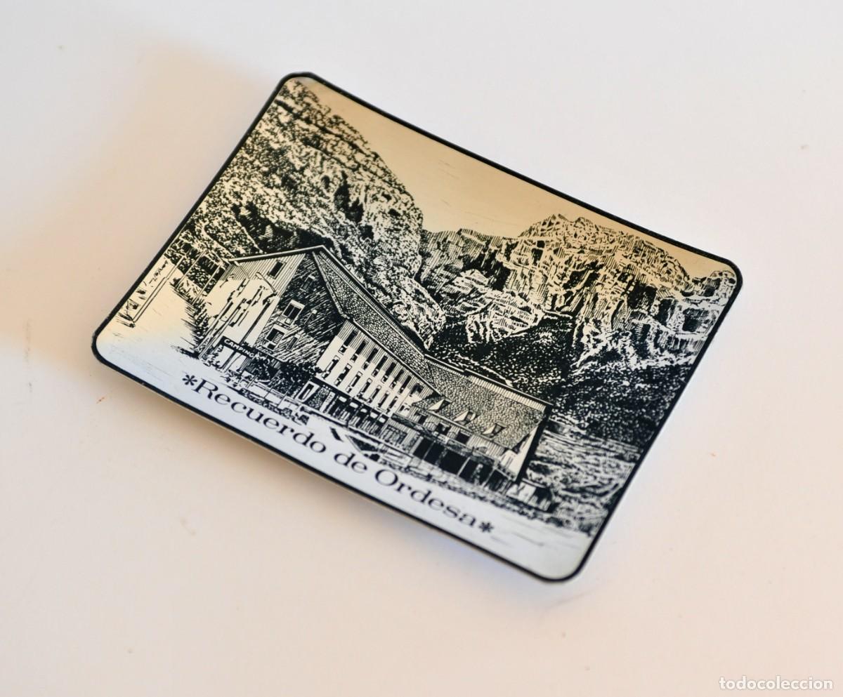 Ceniceros: Cenicero vintage de aluminio anodizado plateado con dibujo en blanco y negro. Recuerdo de ORDESA.
