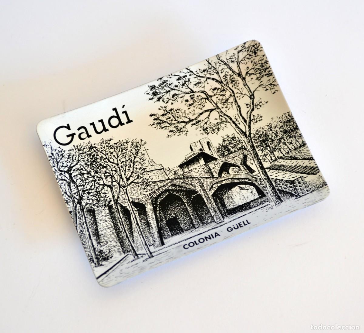 Ceniceros: Cenicero vintage de aluminio anodizado plateado con dibujo en negro. Colonia G&uuml;ell, Gaud&iacute;. Espa&ntilde;a.