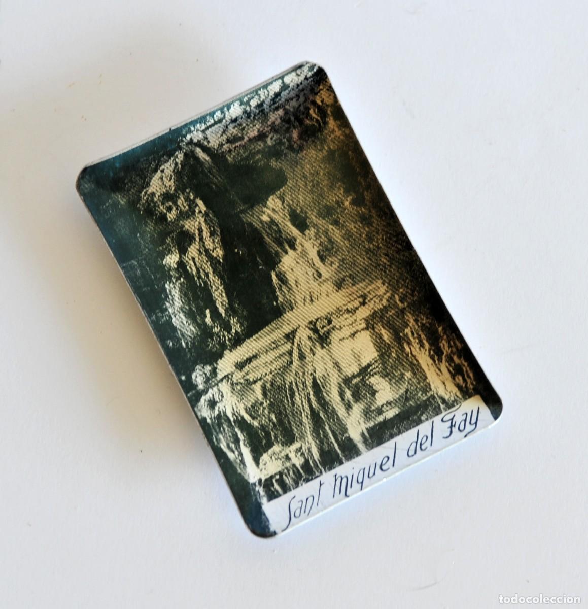 Ceniceros: Cenicero vintage de aluminio anodizado plateado con foto en negro. Sant Miquel del Fay. Espa&ntilde;a.