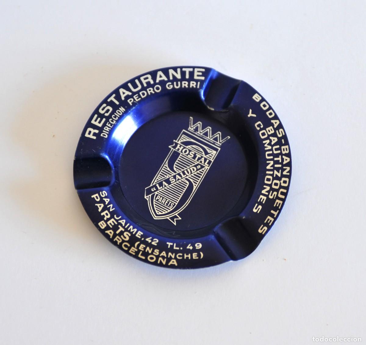 Ceniceros: Cenicero vintage de aluminio anodizado azul con plateado. Hostal LA SALUD. Perets, Barcelona.