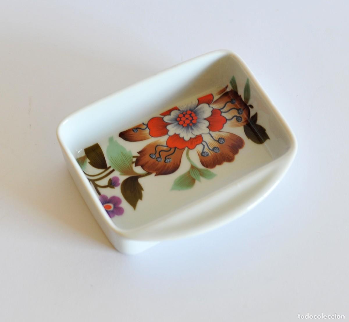 Ceniceros: Cenicero o platillo vintage de porcelana. Guillen, Madrid. Made in Spain. Blanco con flores