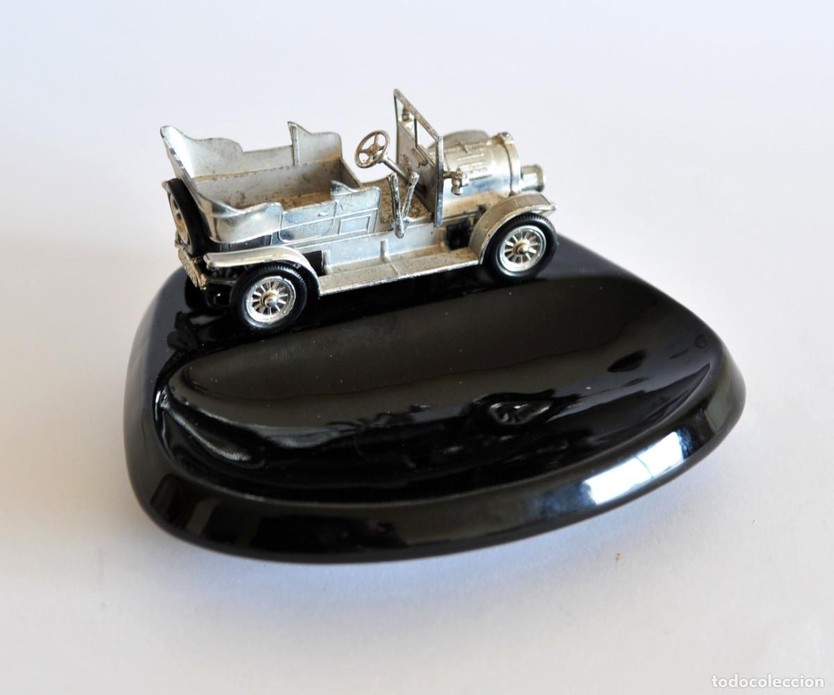 Ceniceros: Cenicero vintage con coche Spyker 1904. Lesney, Made in England. Mide 15 x 10,5 cm. Matchbox