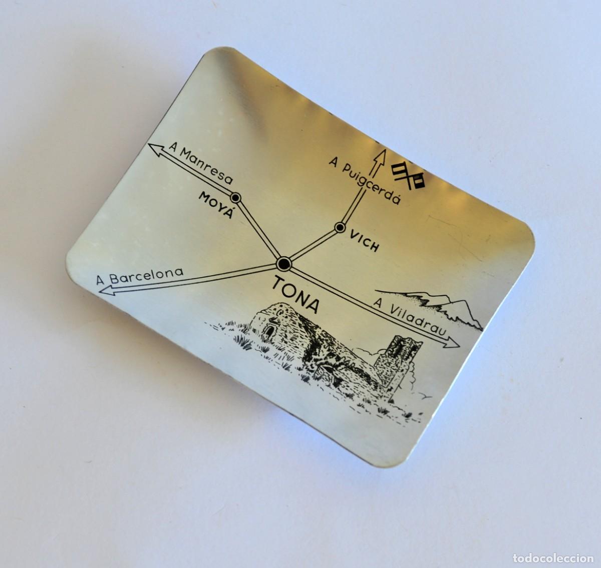 Ceniceros: Cenicero vintage de aluminio anodizado plateado, con letras e ilustraci&oacute;n en negro. Publicidad Tona