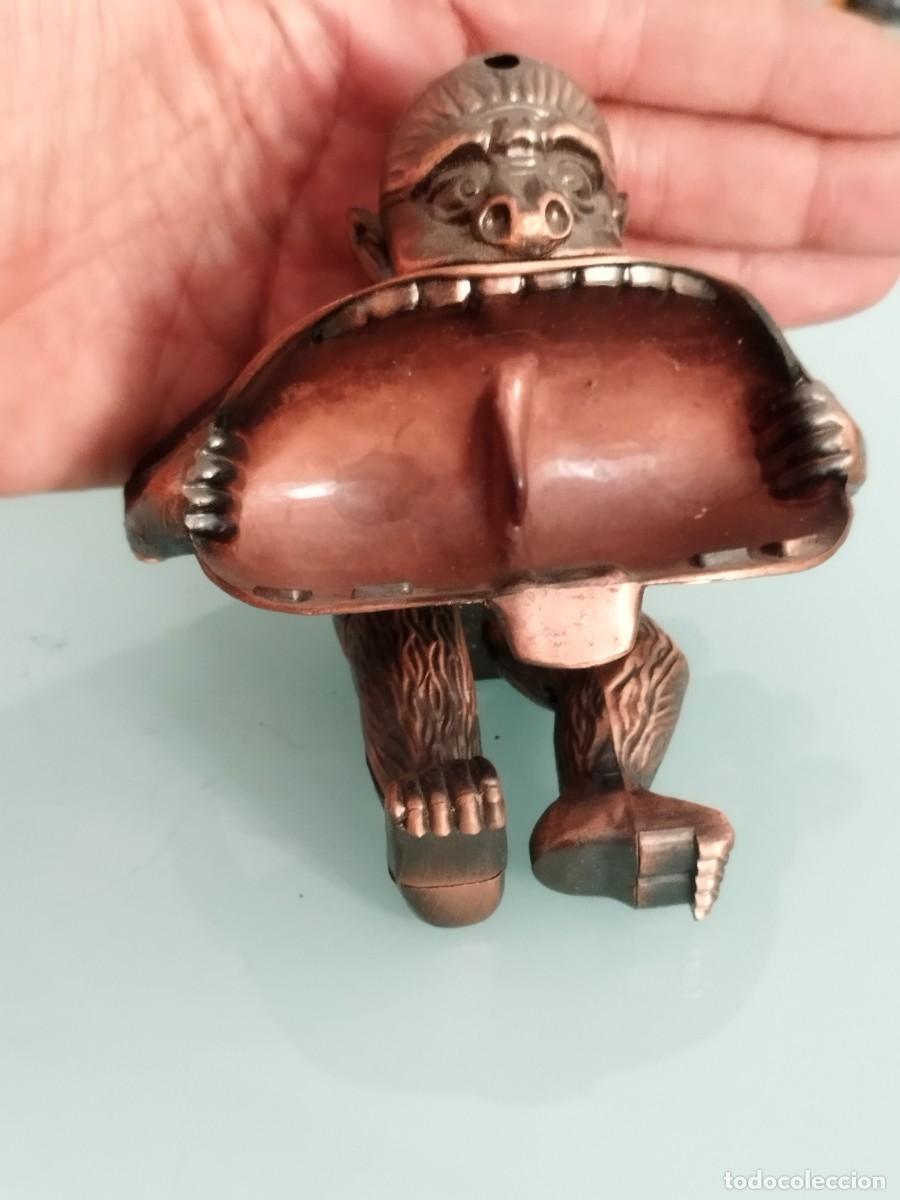 Ceniceros: Mechero cenicero de mesa de metal tono cobrizo. Simio mono con boca abierta. Sin probar.