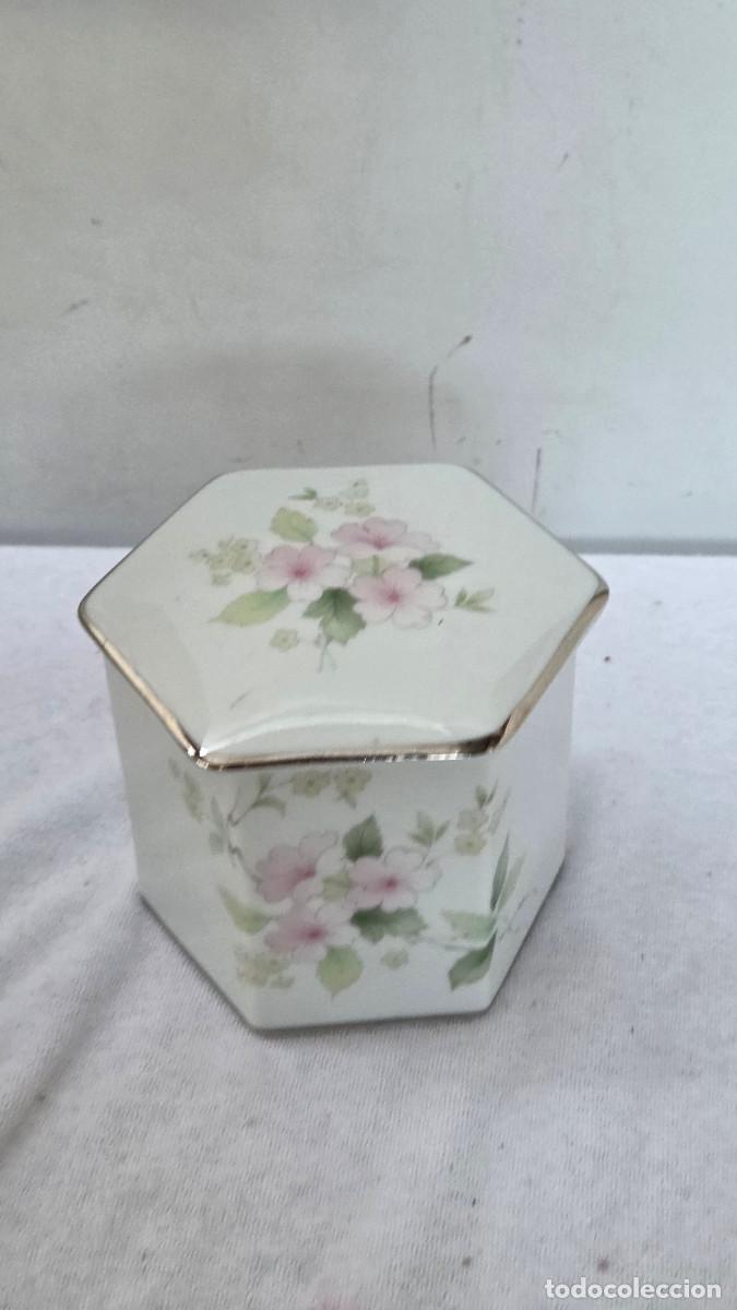 Ceniceros: tarro de porcelana firmado