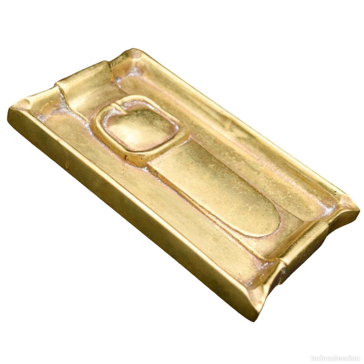 Ashtrays: Cenicero de bronce con forma de cintur&oacute;n