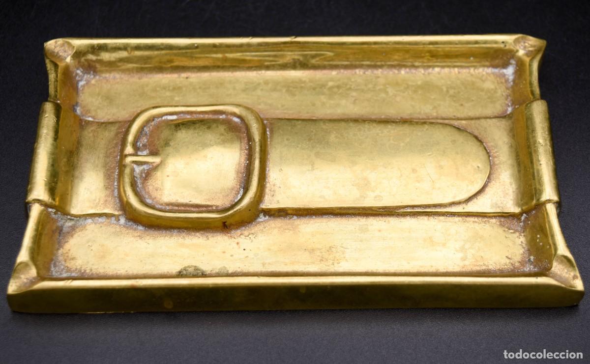Ceniceros: Cenicero de bronce con forma de cintur&oacute;n - Foto 2