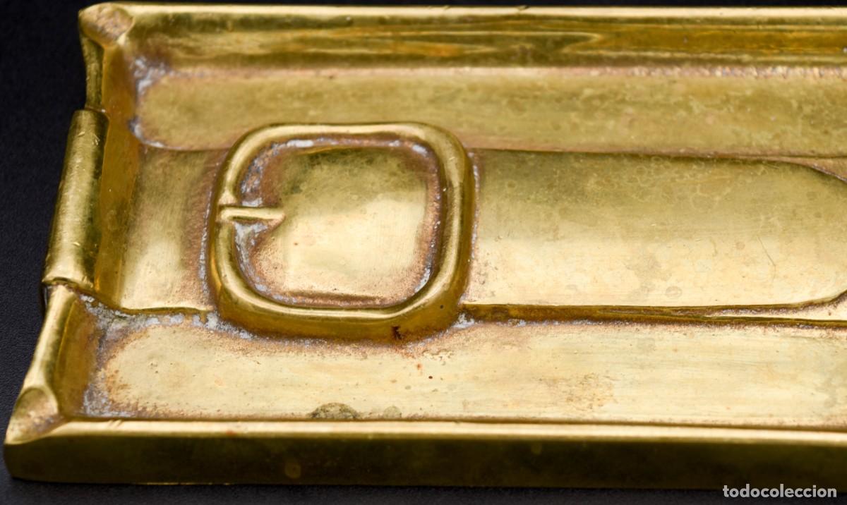 Ceniceros: Cenicero de bronce con forma de cintur&oacute;n - Foto 3