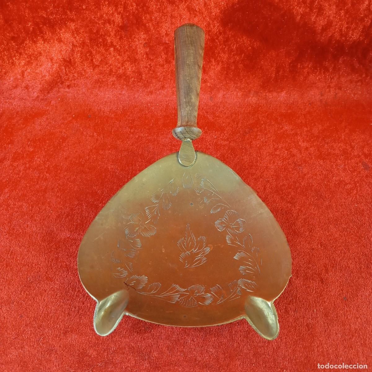 Ceniceros: PRECIOSO CENICERO EN MADERA Y LAT&Oacute;N TALLADO - TRABAJADO - 24 CM