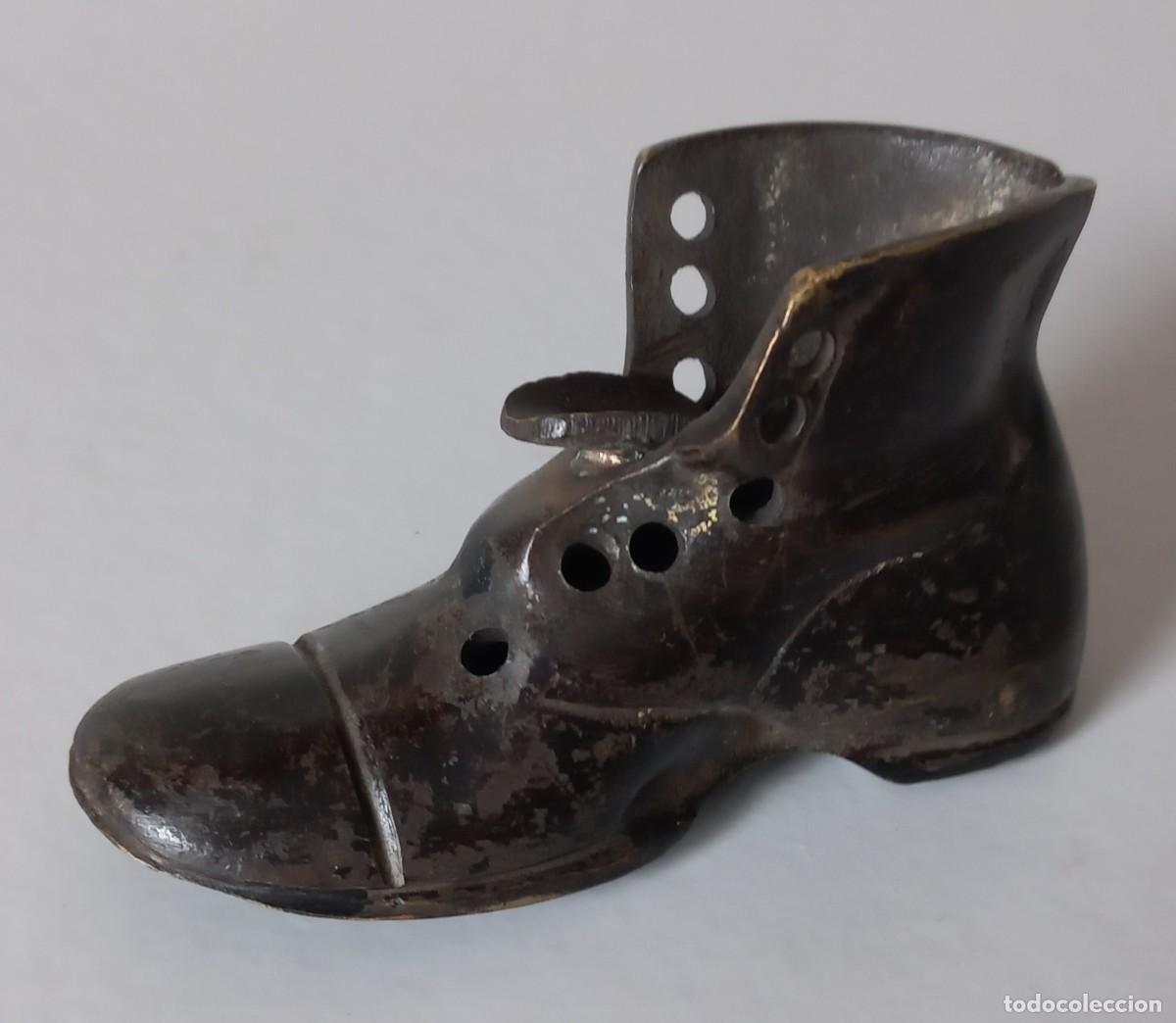 Ashtrays: Cenicero metal con forma de bota