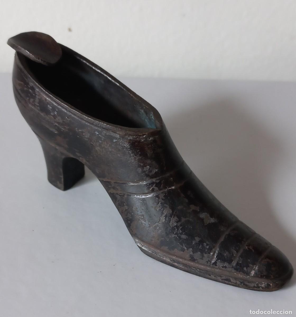 Ashtrays: Cenicero metal con forma de zapato de tac&oacute;n