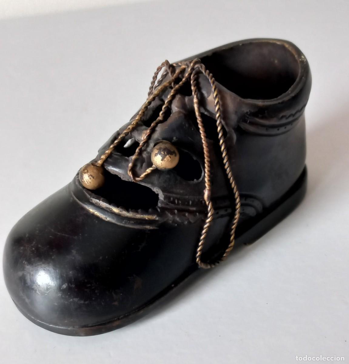 Ashtrays: Cenicero de metal con forma de zapato infantil