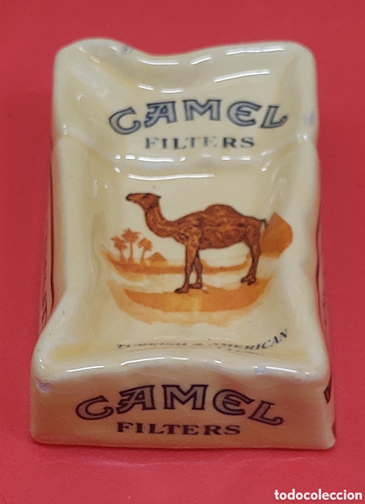 Ashtrays: Curioso cenicero de cer&aacute;mica, dise&ntilde;o de cajetilla Camel Filters