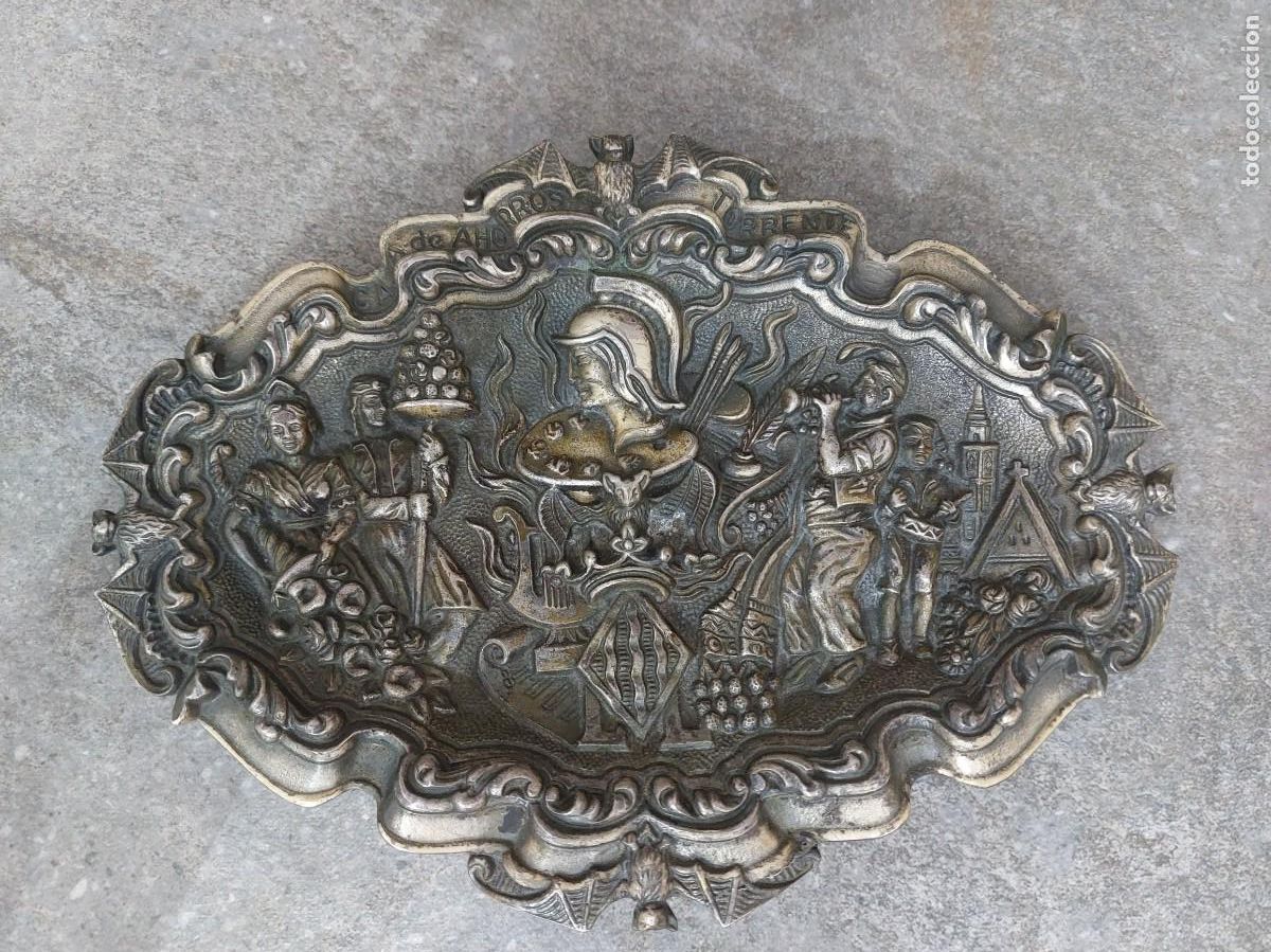 Ceniceros: ANTIGUO CENICERO TEMA FALLAS DE VALENCIA VALENCIANO, RELIEVE, METAL LATON ORIGINAL