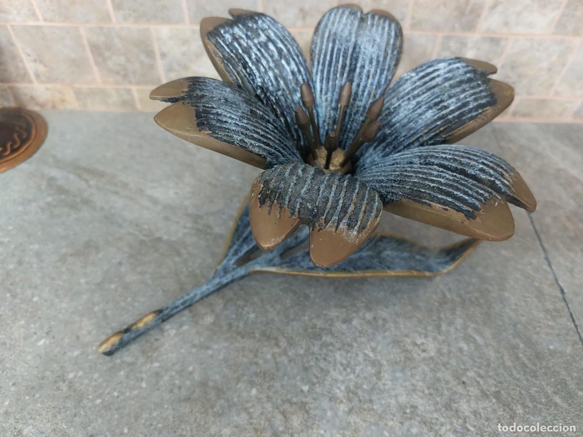 Ceniceros: Cenicero de lat&oacute;n con forma de flor / color bronce antiguo con p&aacute;tina