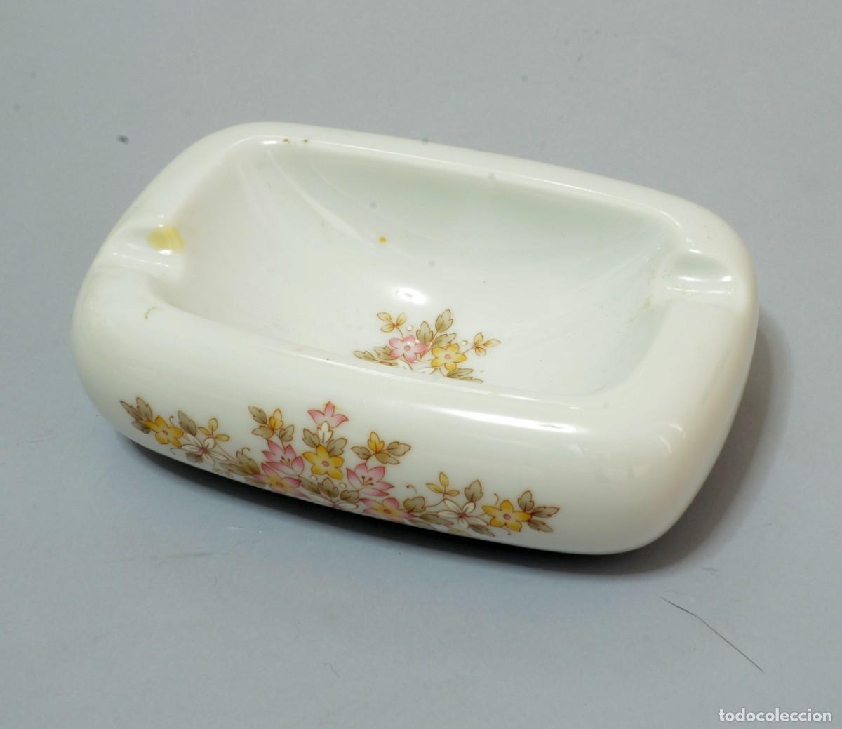 Ceniceros: Cenicero de cer&aacute;mica blanca con delicado dise&ntilde;o floral en tonos rosa y amarillo, EXC++