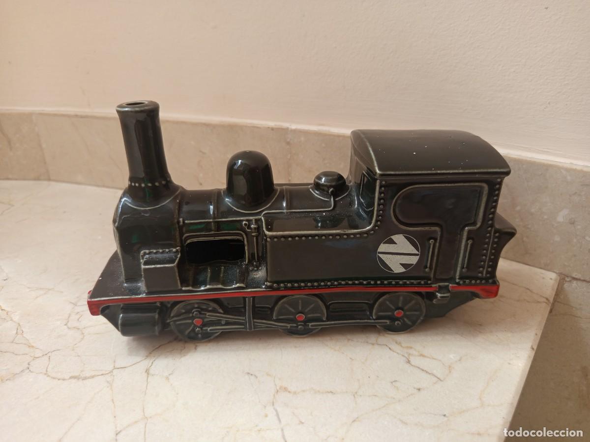 Ceniceros: Locomotora Renfe de ceramica. Cenicero antiguo.