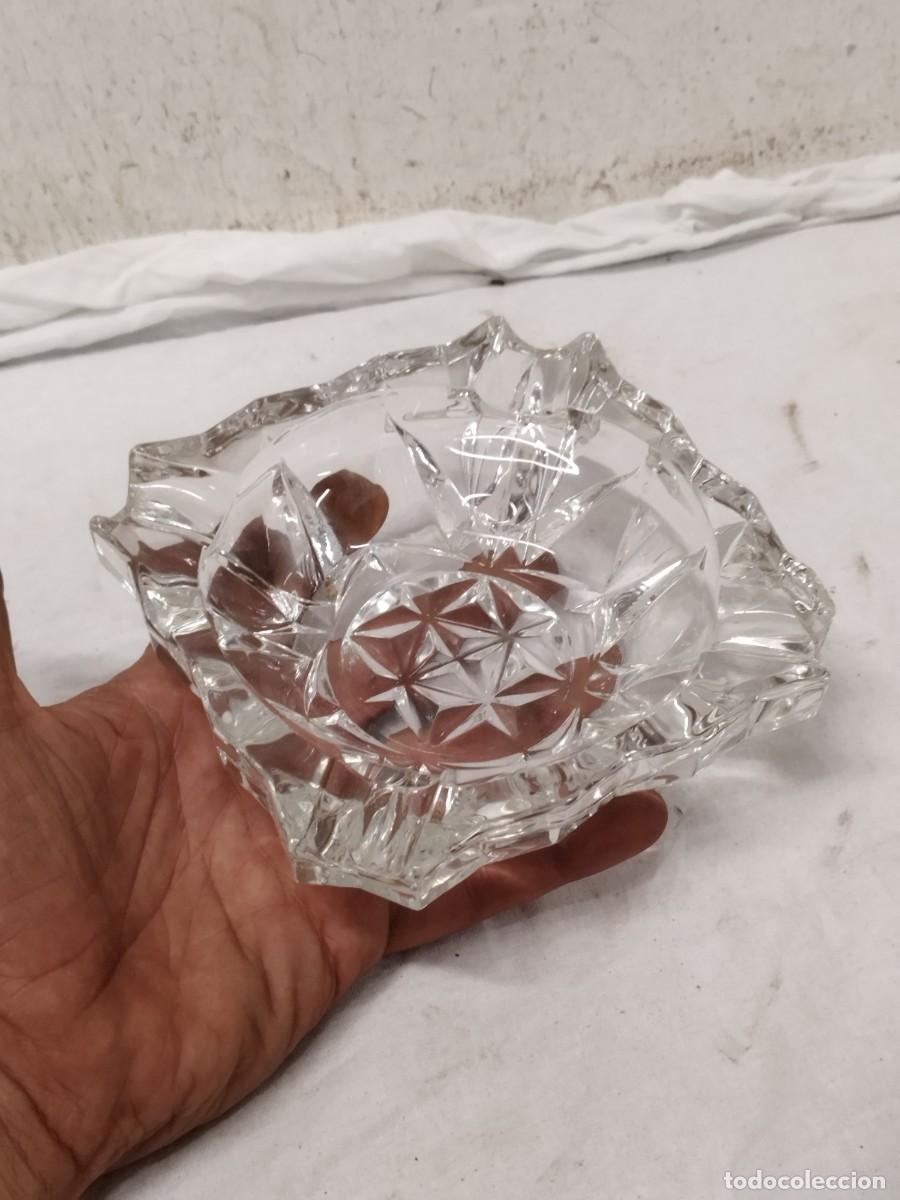 Ceniceros: Antiguo cenicero de cristal tallado.