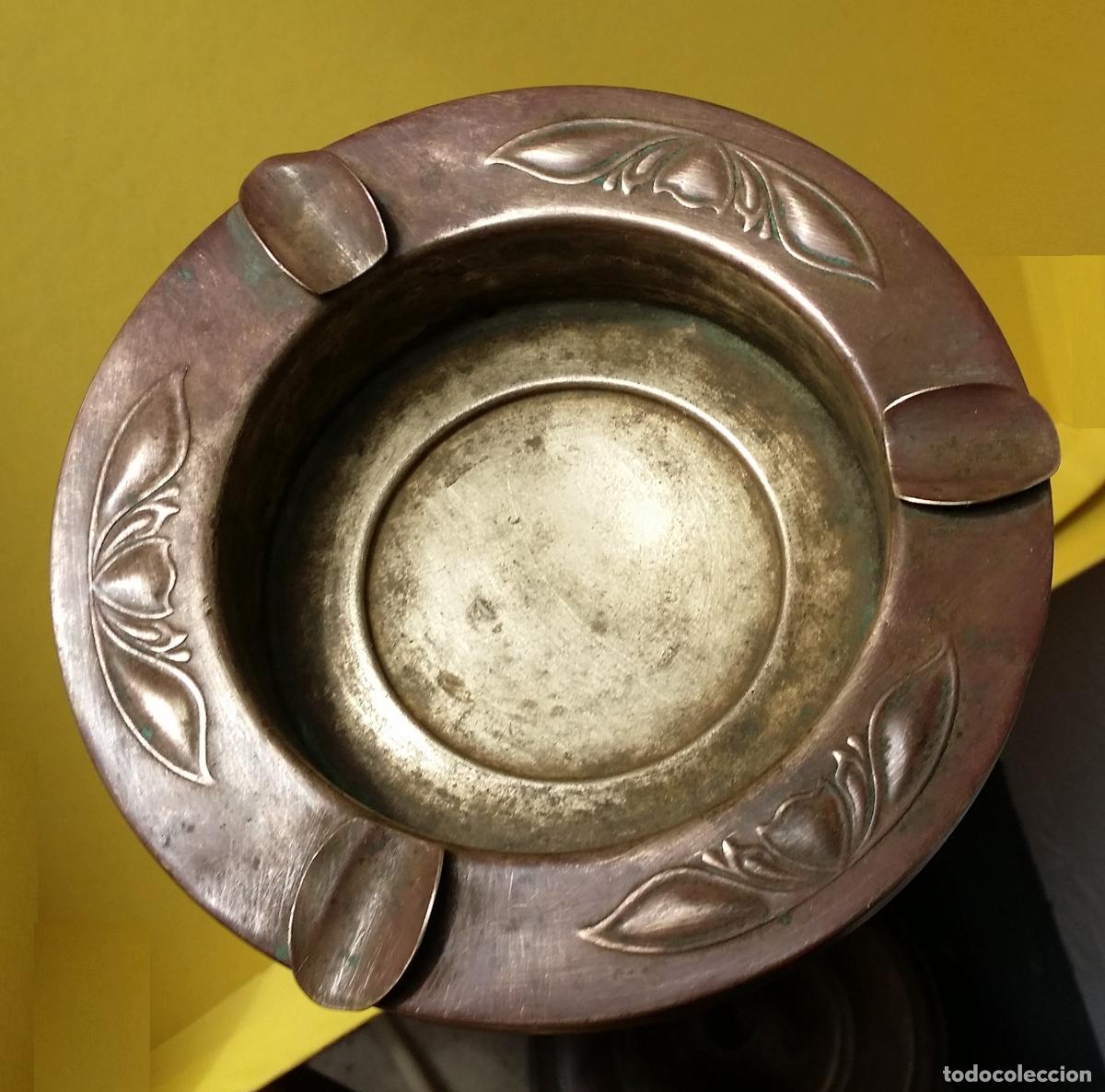 Ceniceros: Antiguo cenicero de pie, modernista