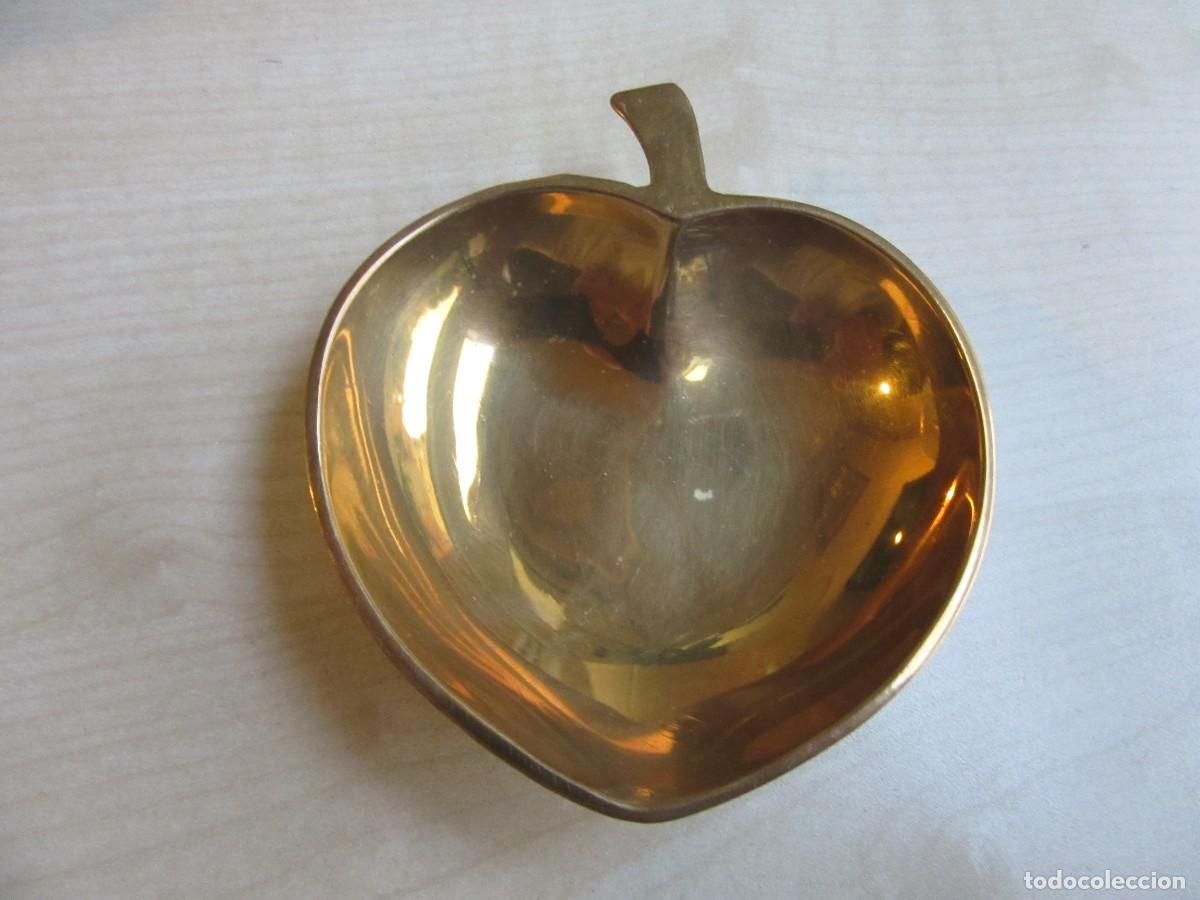 Cendriers: Cenicero de bronce con forma de manzana Medidas 10 x 8,5 cm