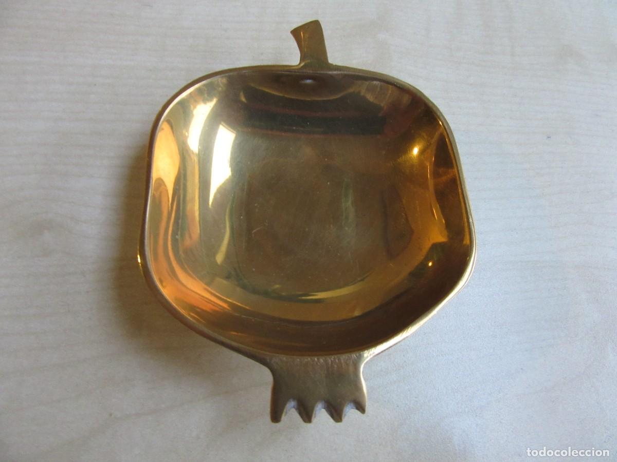 Portacenere: Cenicero de bronce con forma de granada Medidas 10 x 7,5 cm
