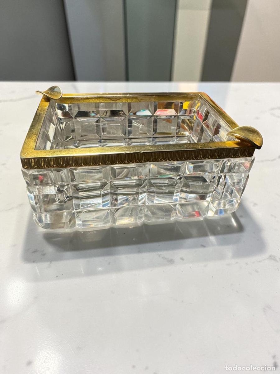 Ceniceros: Cenicero de cristal tallado con montura dorada &ndash; Vintage