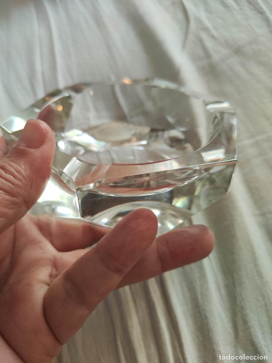 Ceniceros: Cenicero de cristal transparente tallado