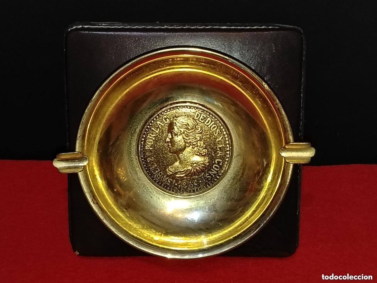 Cendriers: CENICERO VINTAGE DE LAT&Oacute;N SOBRE BASE EN MADERA,CENTRO MONEDA ANTIGUA DE ISABEL II DE ESPA&Ntilde;A