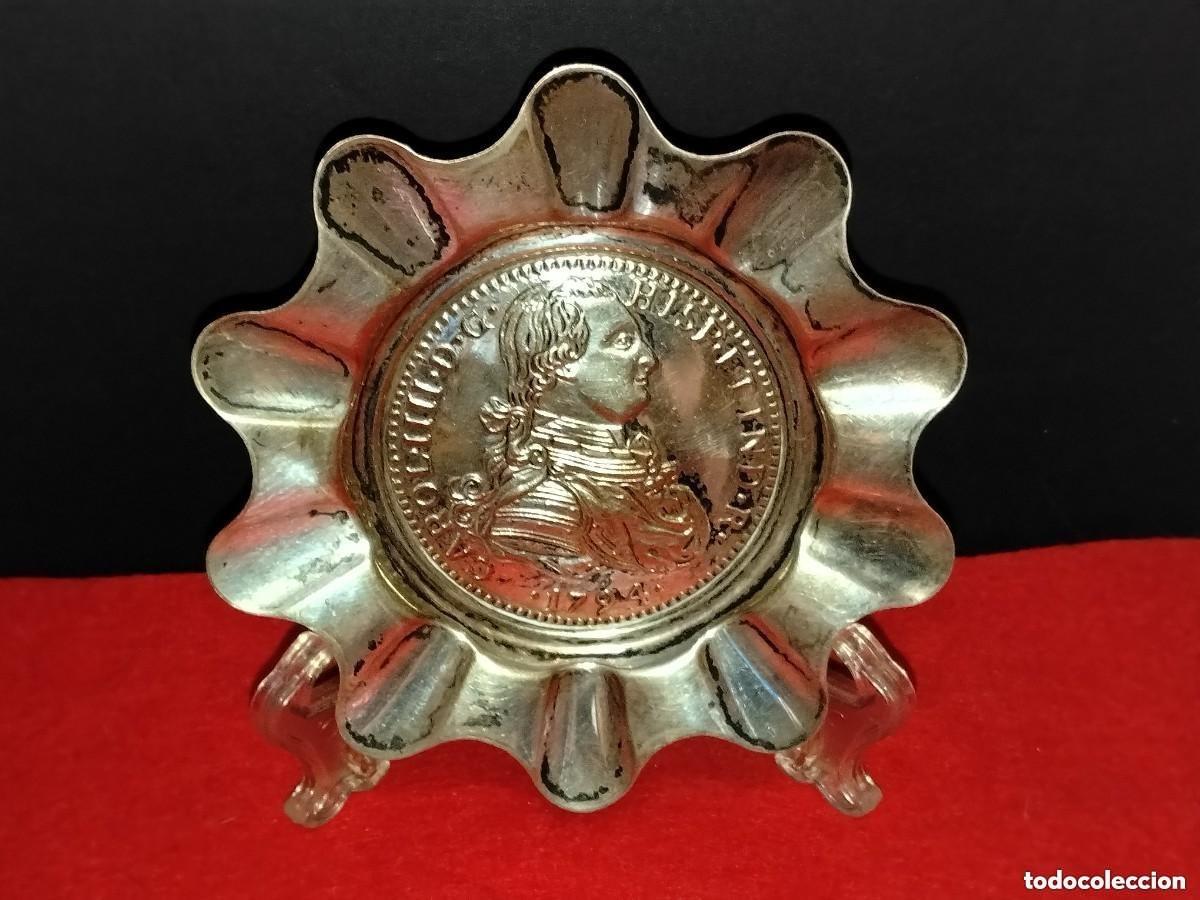 Ashtrays: CENICERO VINTAGE DE ALPACA INCORPORA UNA MONEDA EN EL CENTRO DE REY CARLOS IV DE ESPA&Ntilde;A