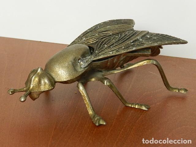 Ceniceros: Cenicero de metal vintage con forma de mosca tama&ntilde;o grande