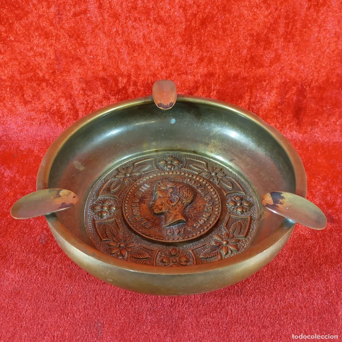 Ceniceros: ANTIGUO CENICERO DE BRONCE - DISE&Ntilde;O DE UNA MONEDA DE 1897 EN RELIEVE - 16 CM DIAMETRO