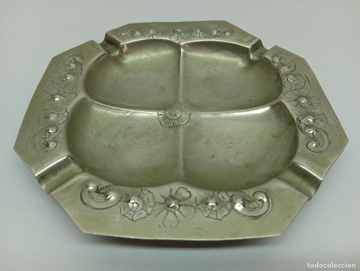 Ceniceros: Antiguo cenicero octogonal de metal plateado repujado con motivos florales - 15 cm