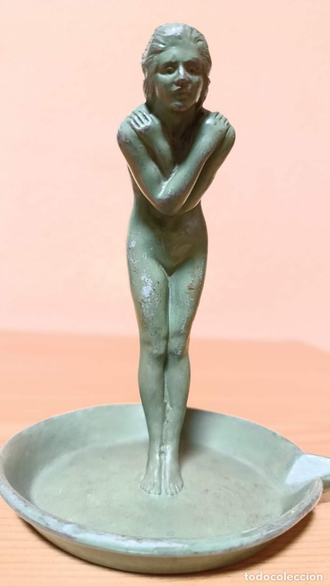 Ceniceros: Cenicero art d&eacute;co Max Le Verrier figura mujer desnuda &laquo;La Frileuse&raquo; p&aacute;tina verde 13 cm