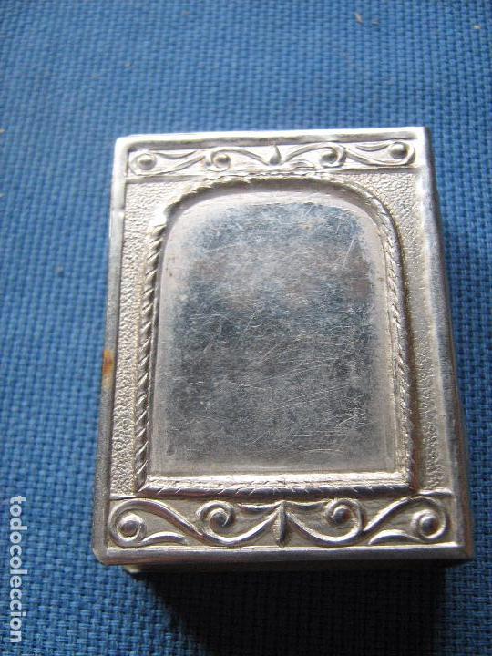 Cajas de cerillas: ANTIGUA CERILLERA REPUJADA DE METAL PLATEADO - Foto 2